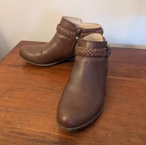 NWOB Life Stride Velocity Women's 8M Adriana Side Zip Ankle Bootie Boots Brown